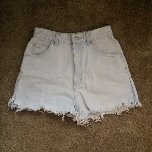 Ultra Light-Wash Shorts - Picture 4 of 4